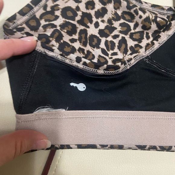 GAP EUC animal print medium impact sports bra size M w/ key pocket - Picture 3 of 5